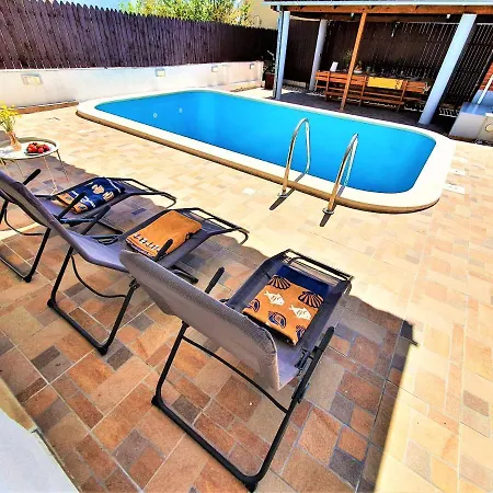 Bella Ciao Holiday House With Pool Willa